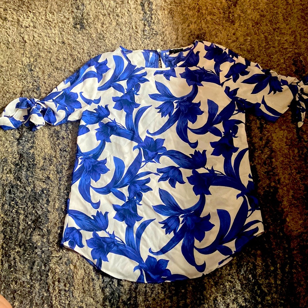 Ann Taylor White & Blue floral blouse with ties at the arms. Size x-small